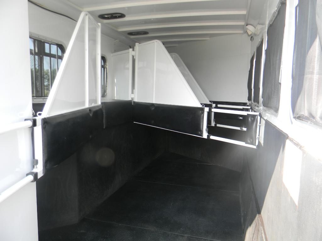 Trailer photograph 40