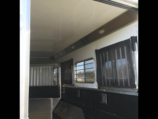 Trailer photograph 12