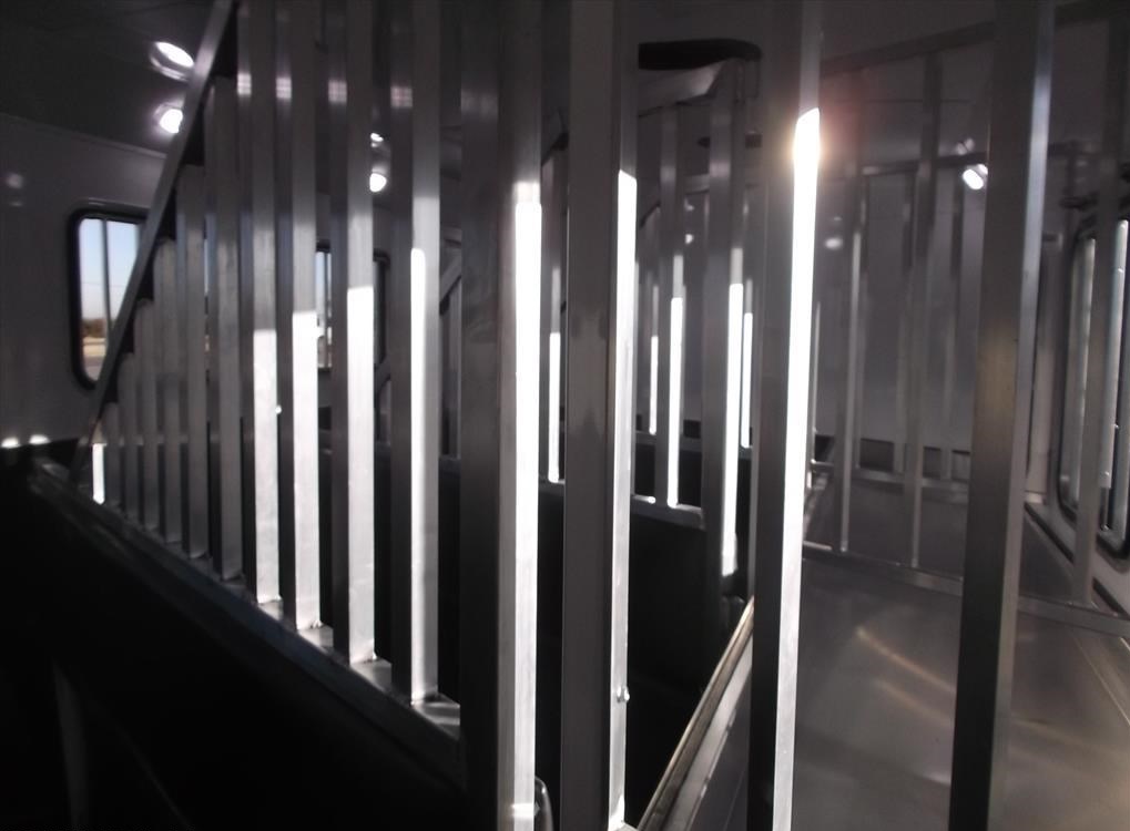 Trailer photograph 10