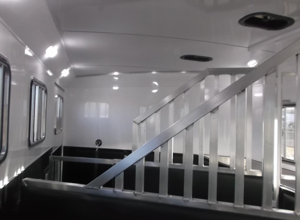 Trailer photograph 12