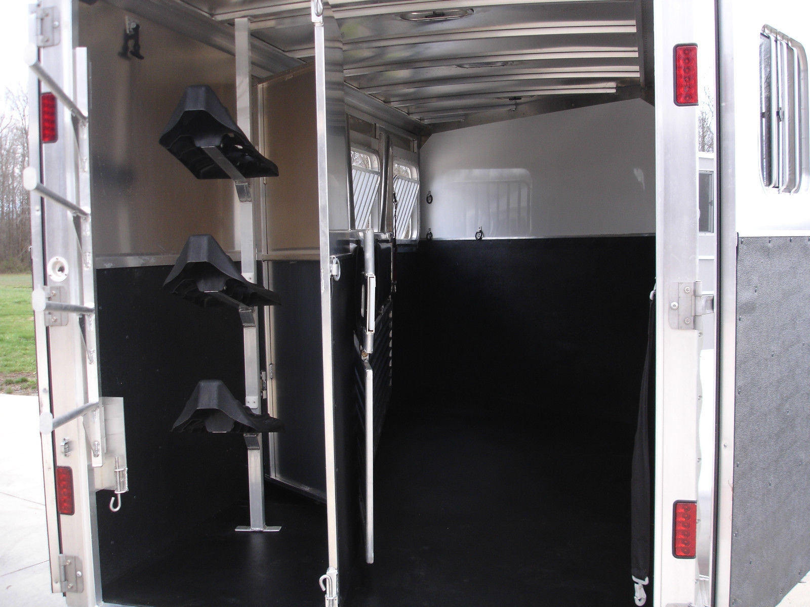 Trailer photograph 9