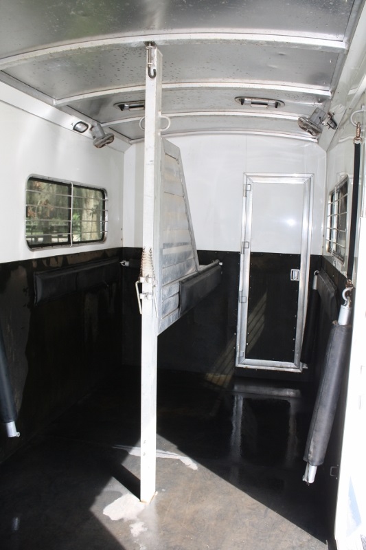 Trailer photograph 8