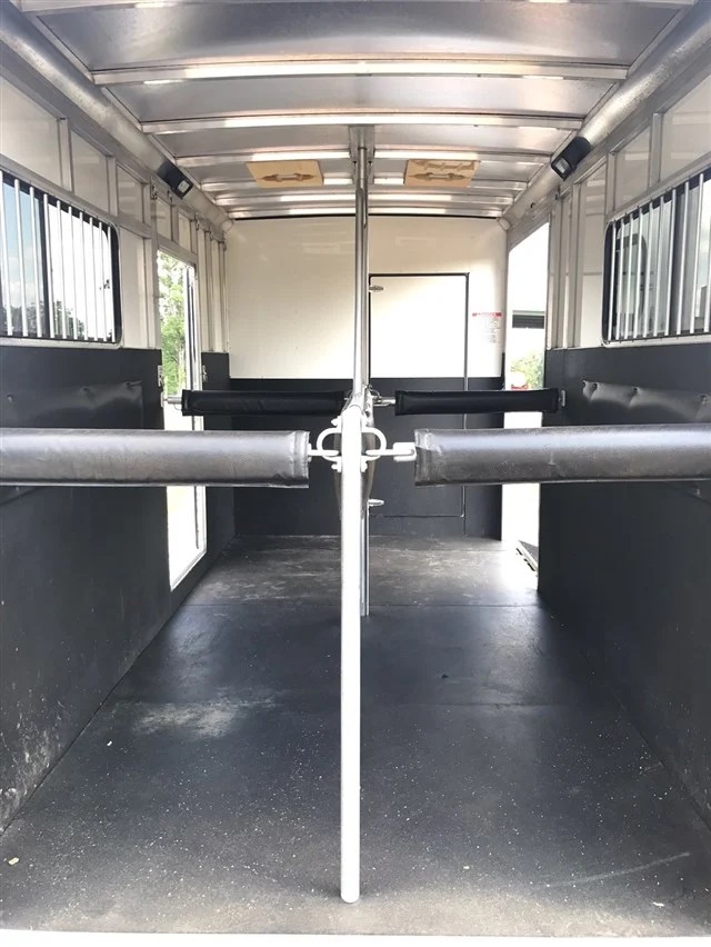 Trailer photograph 12