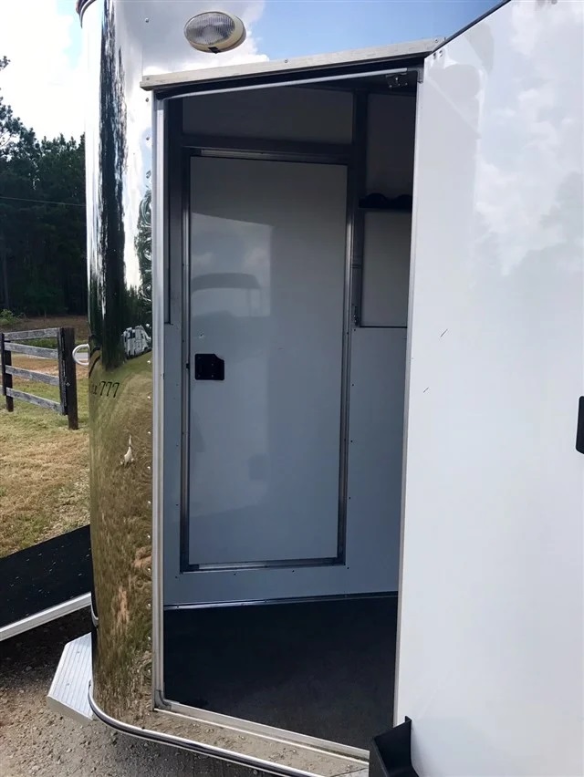 Trailer photograph 15
